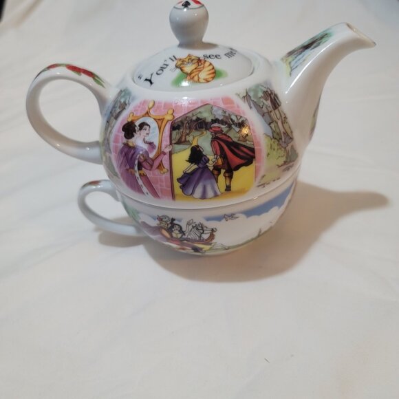 Paul Cardew Design England 2012 - Snow White Poisoned Apple Porcelain Teapot - Picture 2 of 13